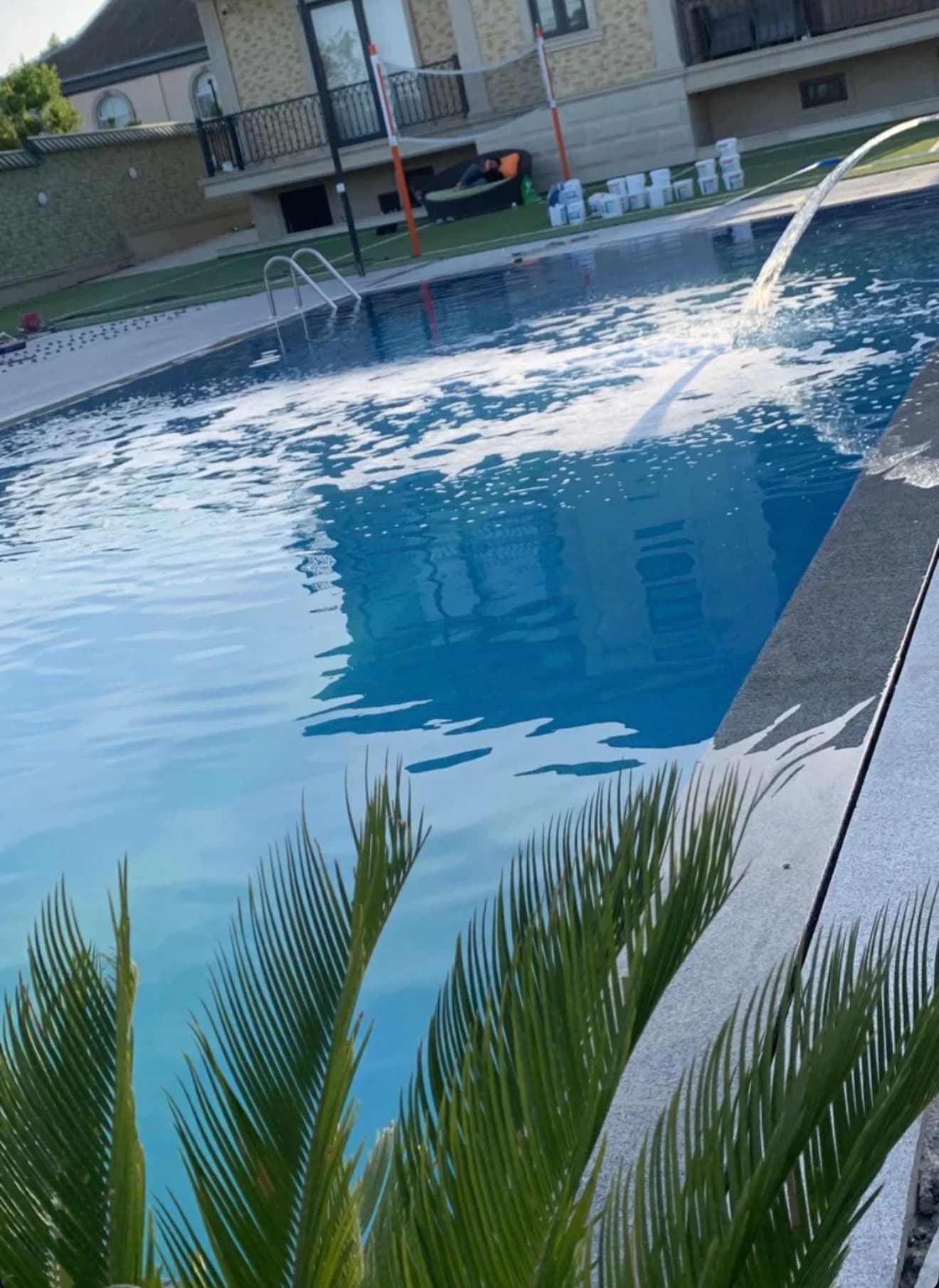 Şelale fontanlı villa hovuzu