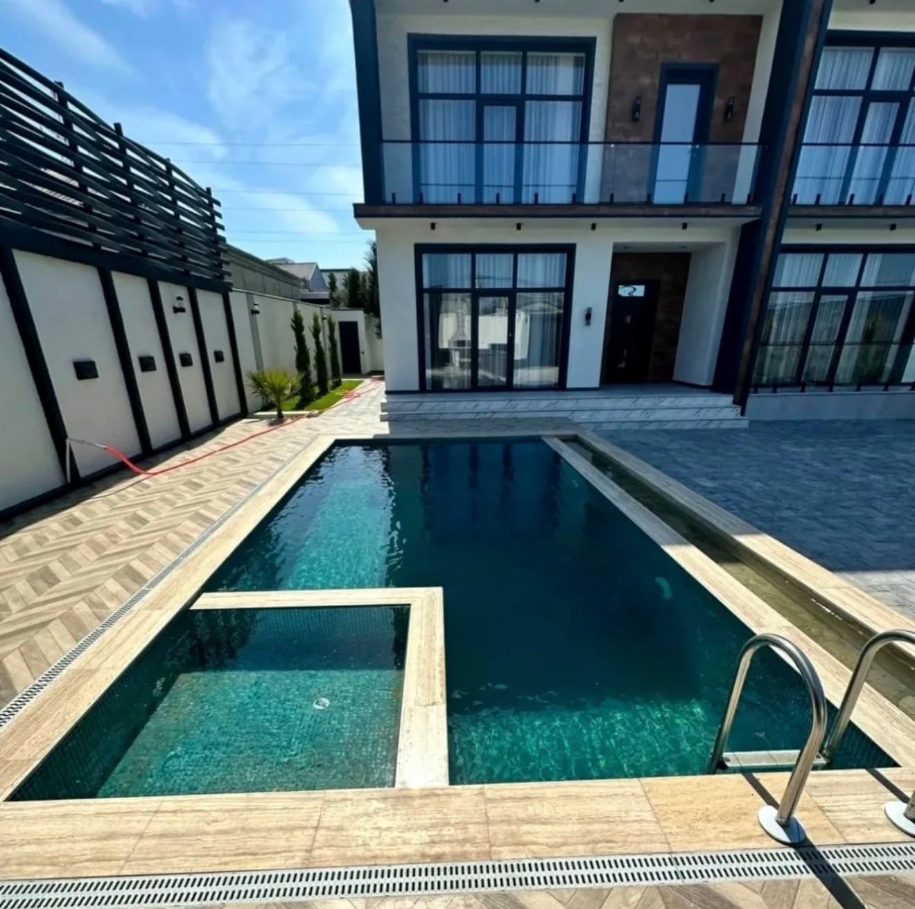 Müasir villa lap pool